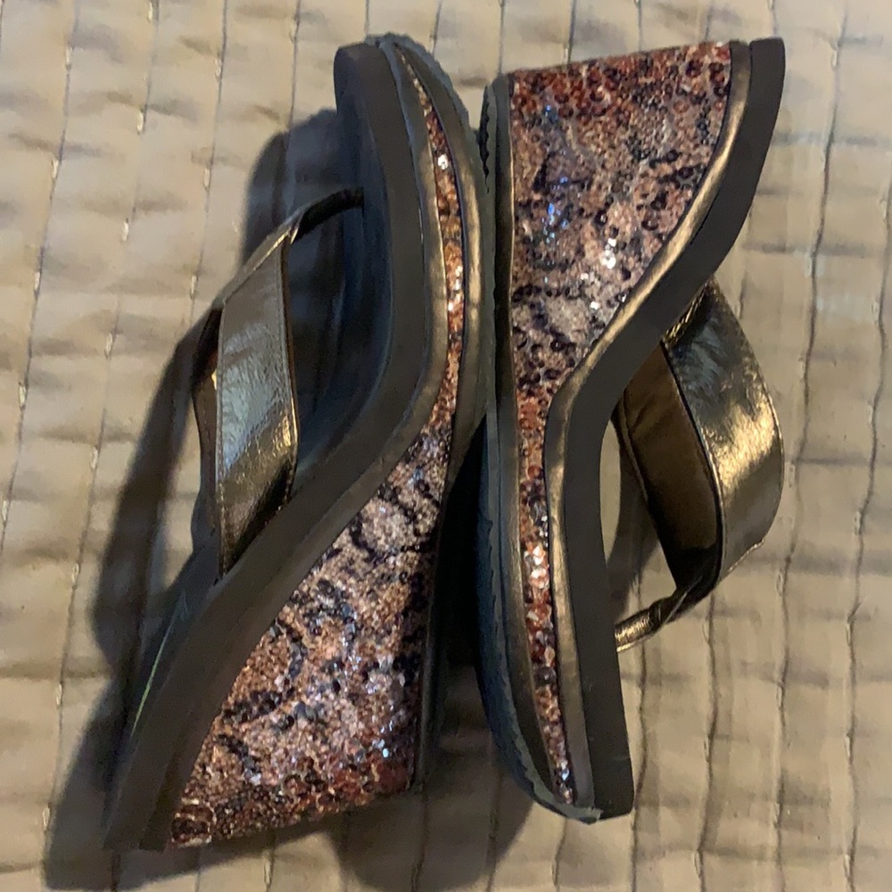 Volatile bronze thong wedge size 8